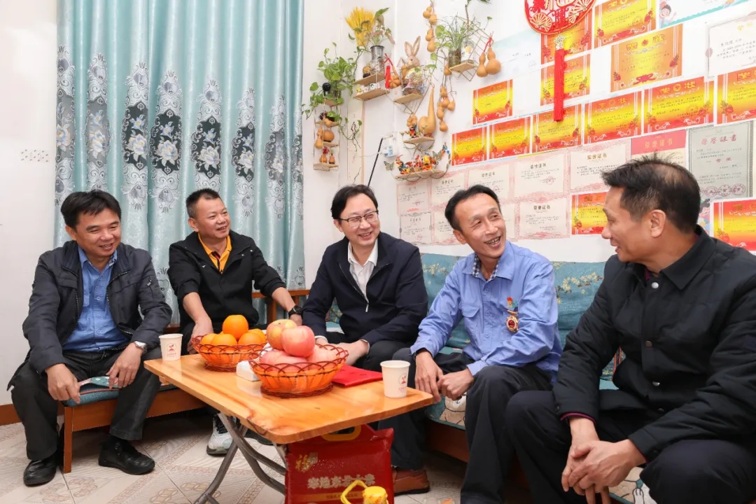 MILE·米乐（集团）官方网站-HOME
省总工会副主席陈波走访慰问MILE·米乐（集团）官方网站-HOME
MILE·米乐（集团）官方网站-HOME员工
